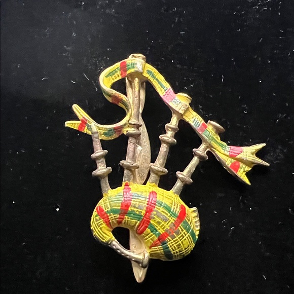 Vintage Brooch Set with Key and Crown Designs - Picture 3 of 12